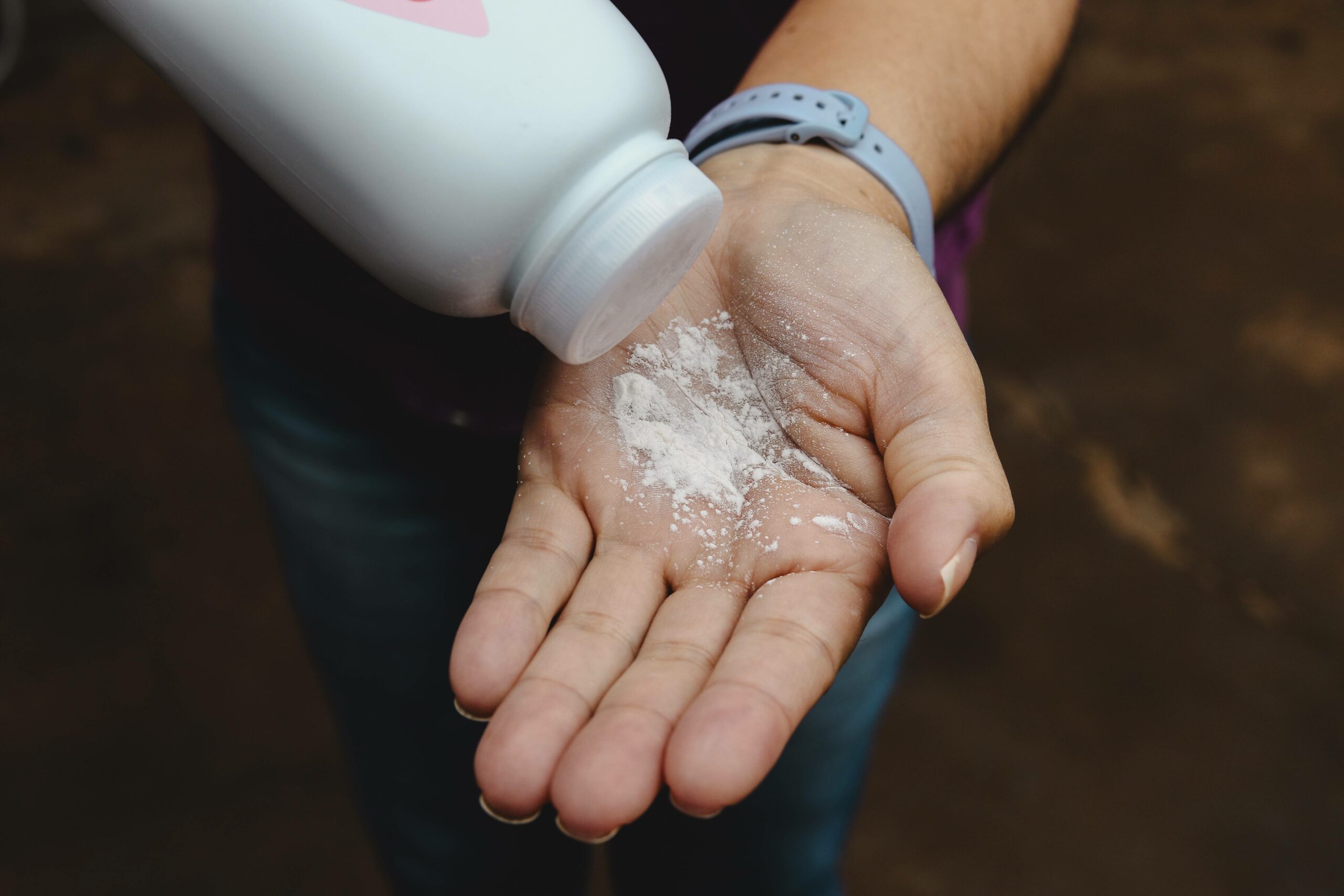 Eine Person streut sich Babypuder auf die Hand (Symbolbild).