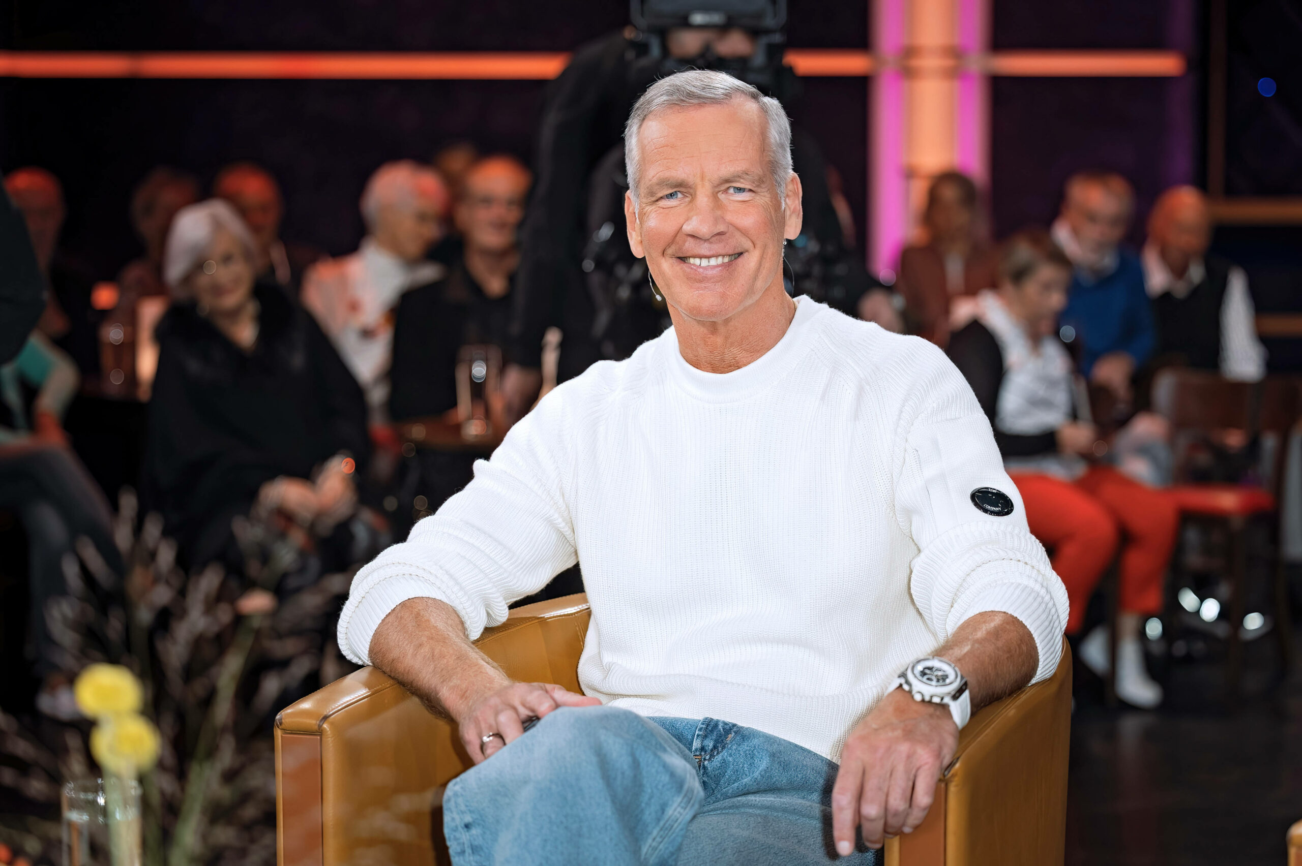 Boxlegende Henry Maske lächelnd bei einer Aufzeichnung der MDR-Talkshow Riverboat