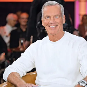 Boxlegende Henry Maske lächelnd bei einer Aufzeichnung der MDR-Talkshow Riverboat