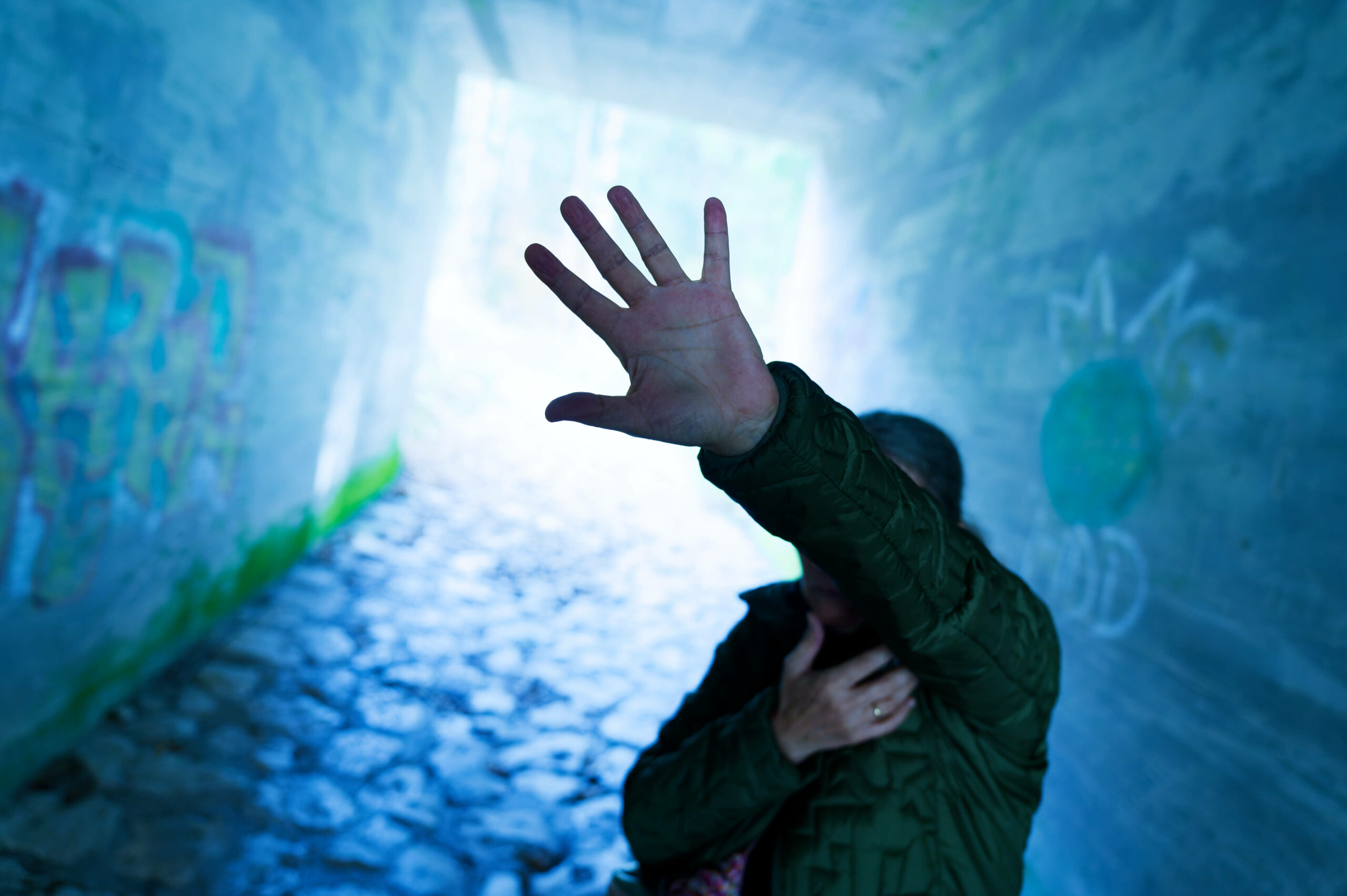 Eine bedrohte Frau wehrt sich