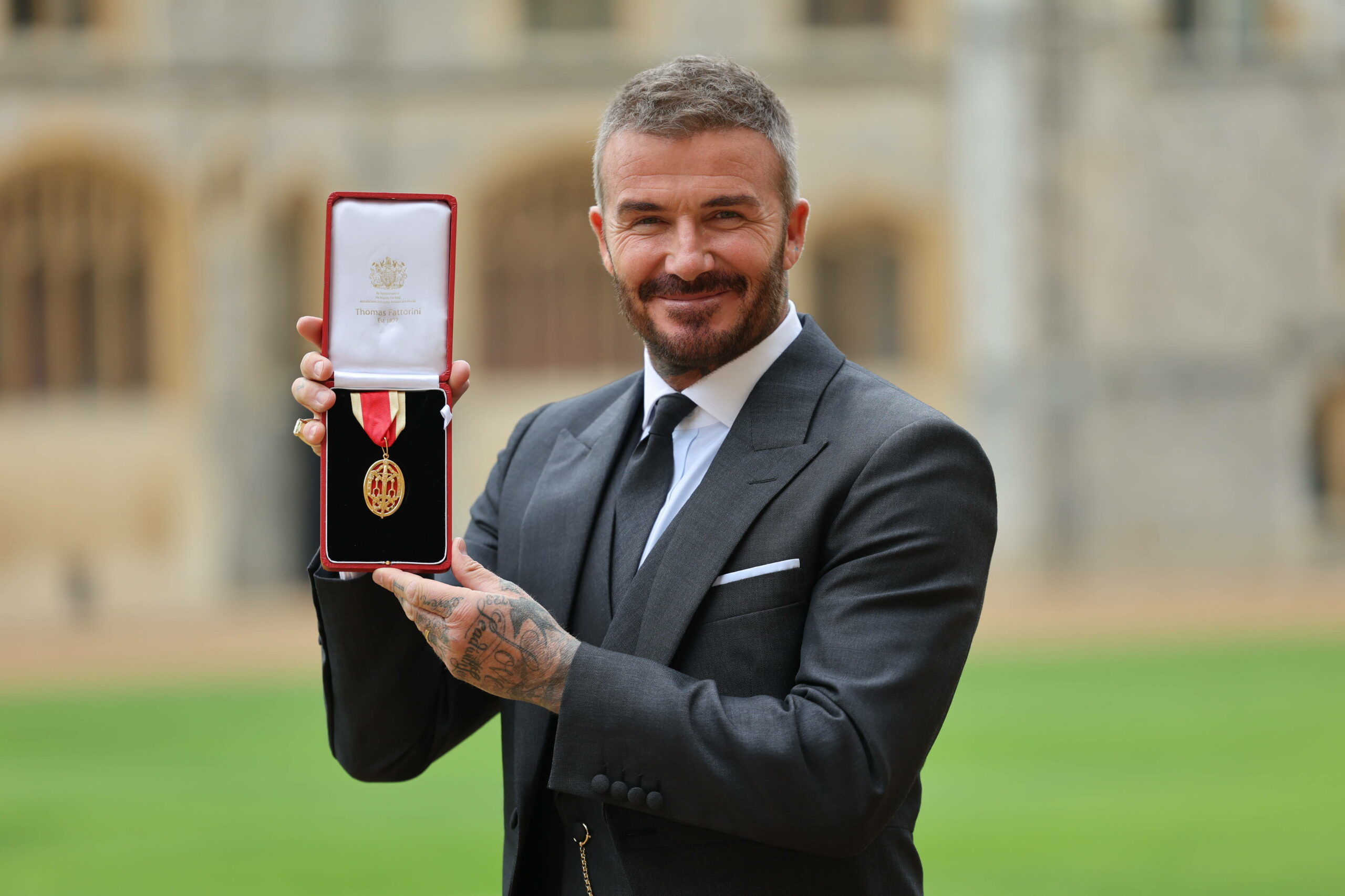 David Beckham präsentiert stolz seinen Ritter-Orden auf Schloss Windsor