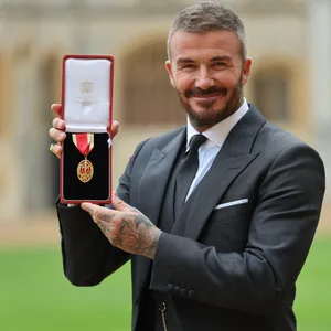 David Beckham präsentiert stolz seinen Ritter-Orden auf Schloss Windsor