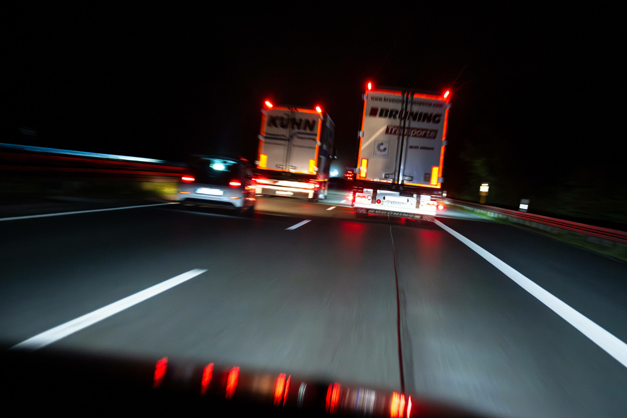 Lastwagen auf einer Autobahn (Symbolfoto)