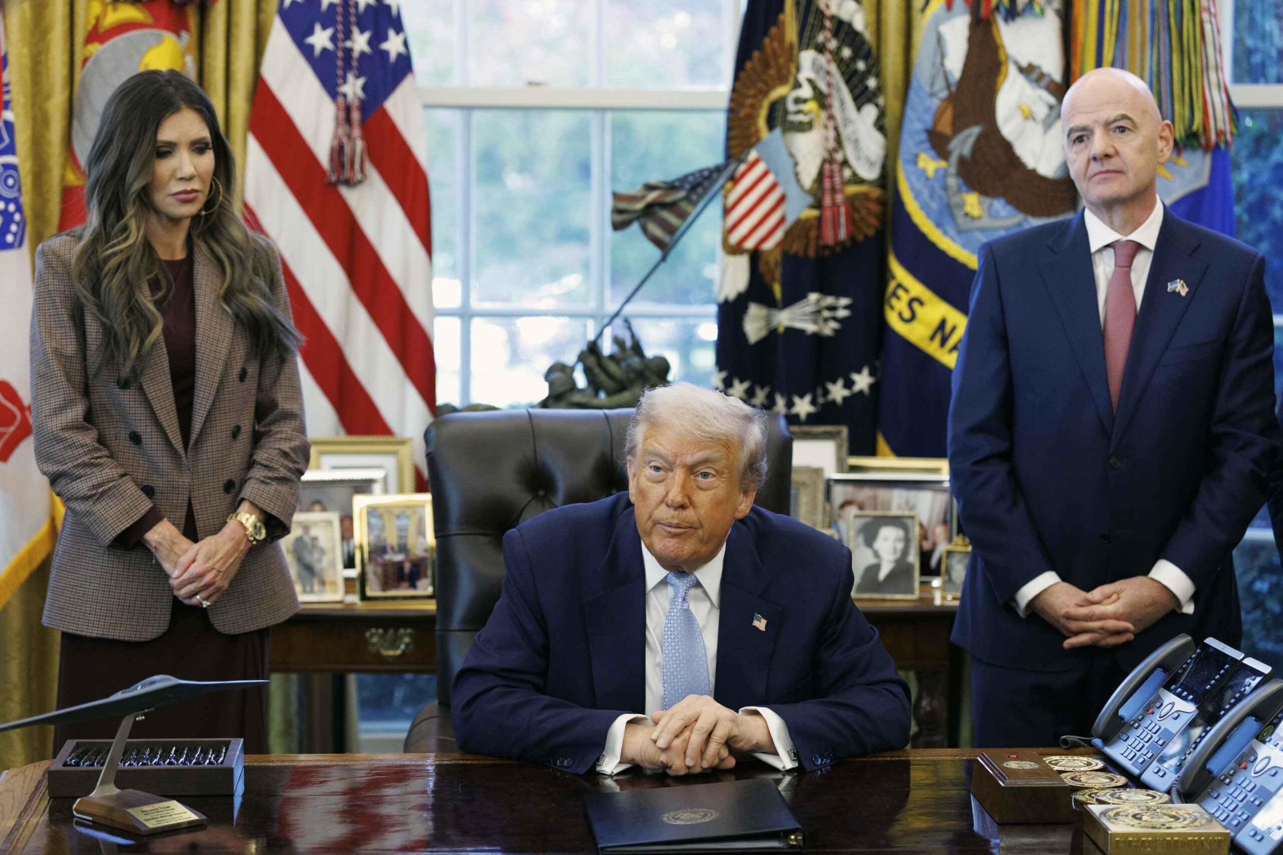 Donald Trump (Präsident der USA) und FIFA-Präsident Gianni Infantino bei einer Presserunde im Oval Office