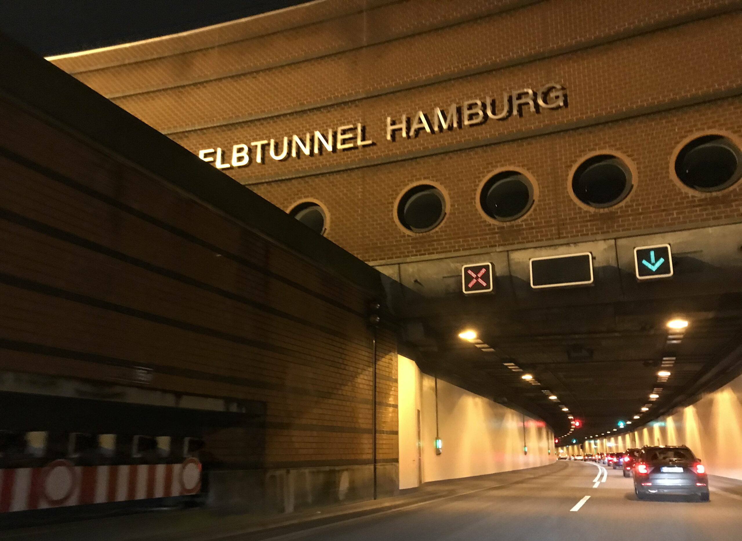 Vor dem Elbtunnel staute sich der Verkehr, nachdem ein Lkw die Höhenkontrolle ausgelöst hatte (Archivbild).