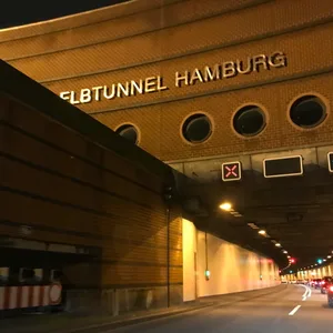 Vor dem Elbtunnel staute sich der Verkehr, nachdem ein Lkw die Höhenkontrolle ausgelöst hatte (Archivbild).