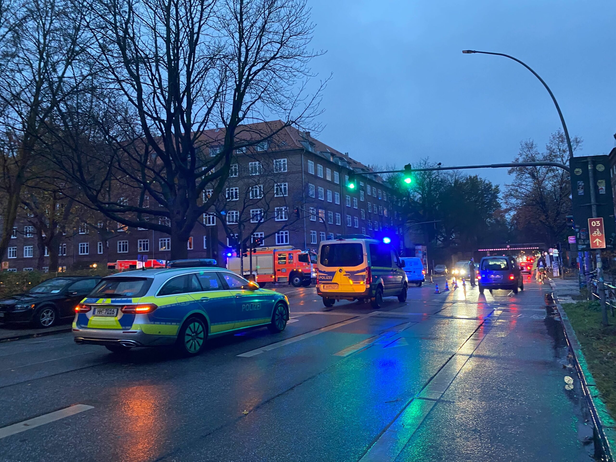 Die Kreuzung in Harvestehude wurde nach dem Unfall von der Polizei abgesperrt.