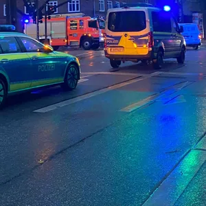 Die Kreuzung in Harvestehude wurde nach dem Unfall von der Polizei abgesperrt.