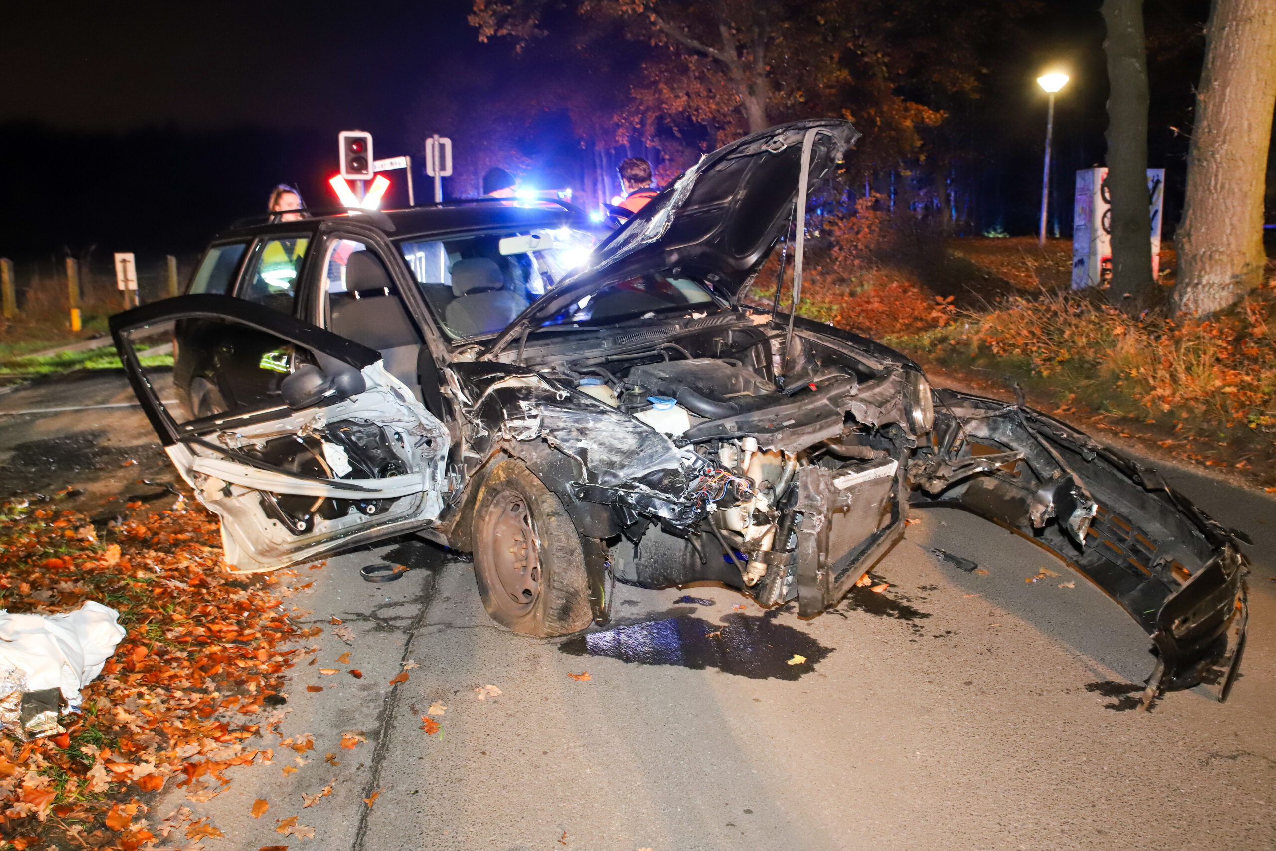 Der völlig zerstörte Unfallwagen.