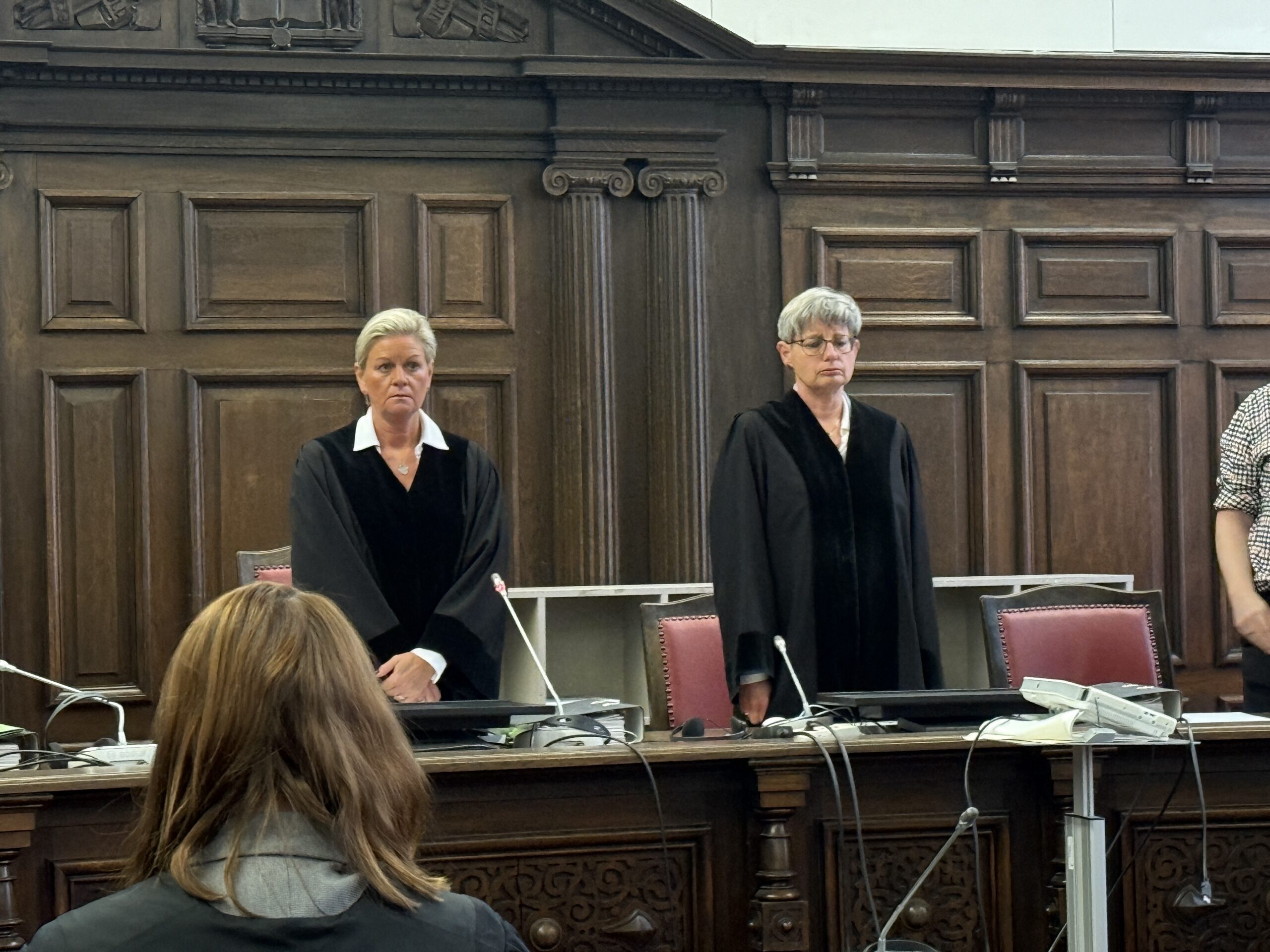 Zwei Richterinnen in dem Fall stehen im Saal 237 des Hamburger Landgerichtes.