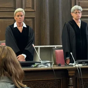 Zwei Richterinnen in dem Fall stehen im Saal 237 des Hamburger Landgerichtes.