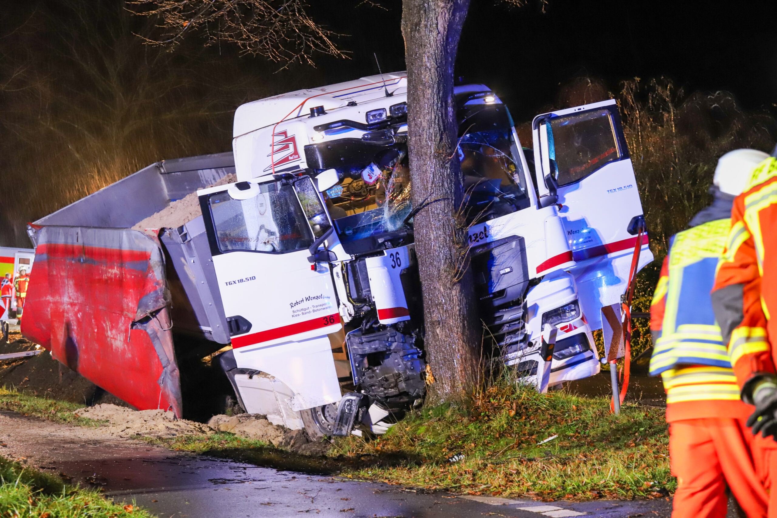 Ein Lkw, der gegen einen Baum gefahren ist.