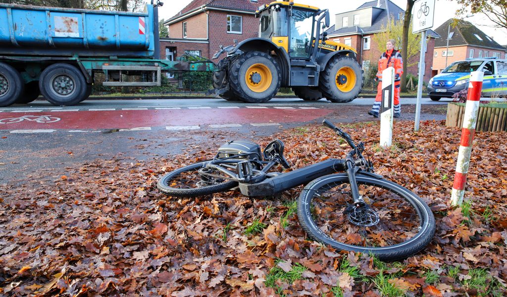 Im-Norden-Radfahrer-von-Trecker-erfasst-Lebensgefahr