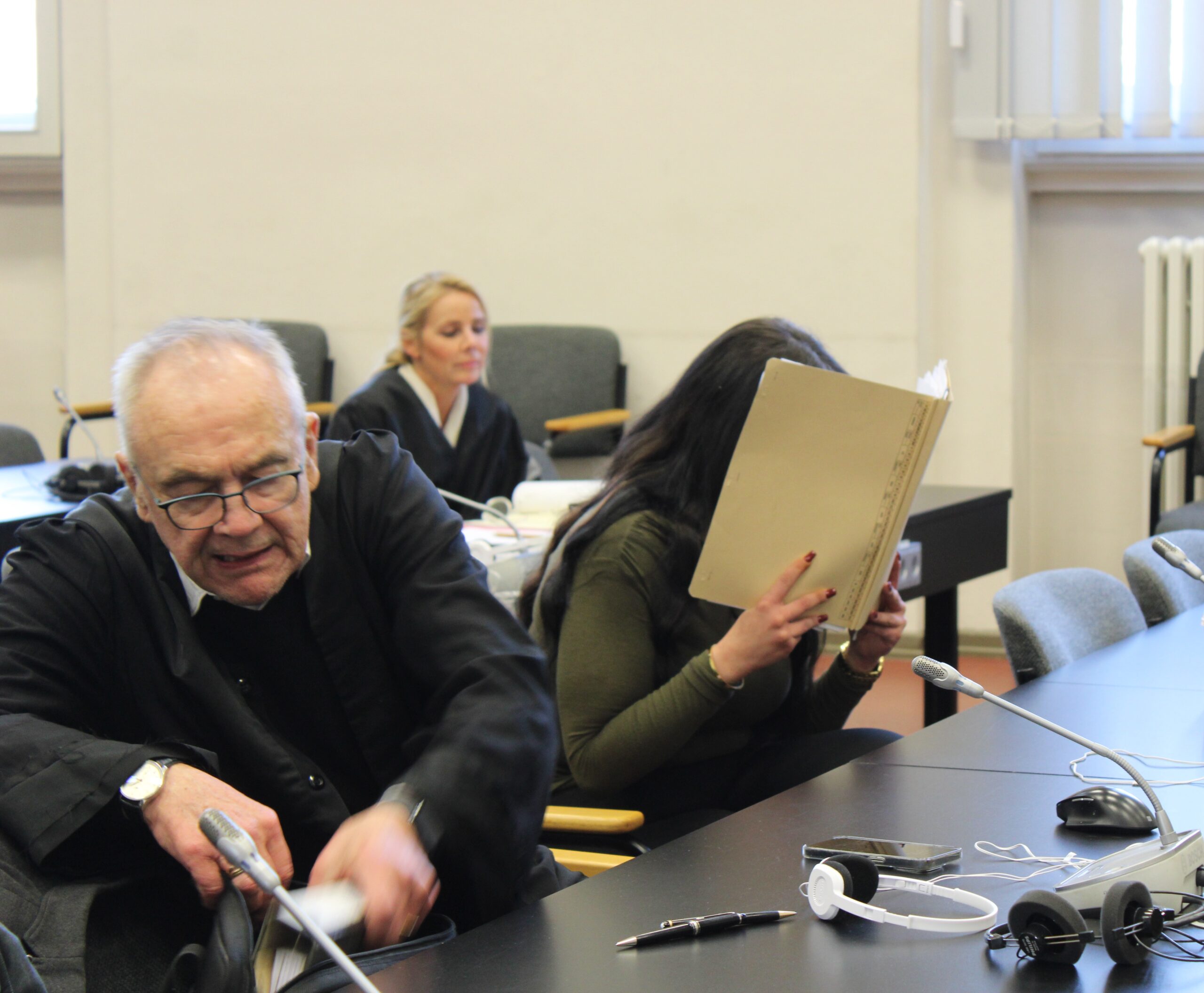 Prozess um Attacke mit Messer: Die Angeklagte Safa A.sitzt neben ihrem Verteidiger im Gericht.