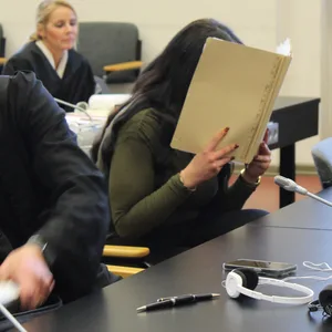 Prozess um Attacke mit Messer: Die Angeklagte Safa A.sitzt neben ihrem Verteidiger im Gericht.