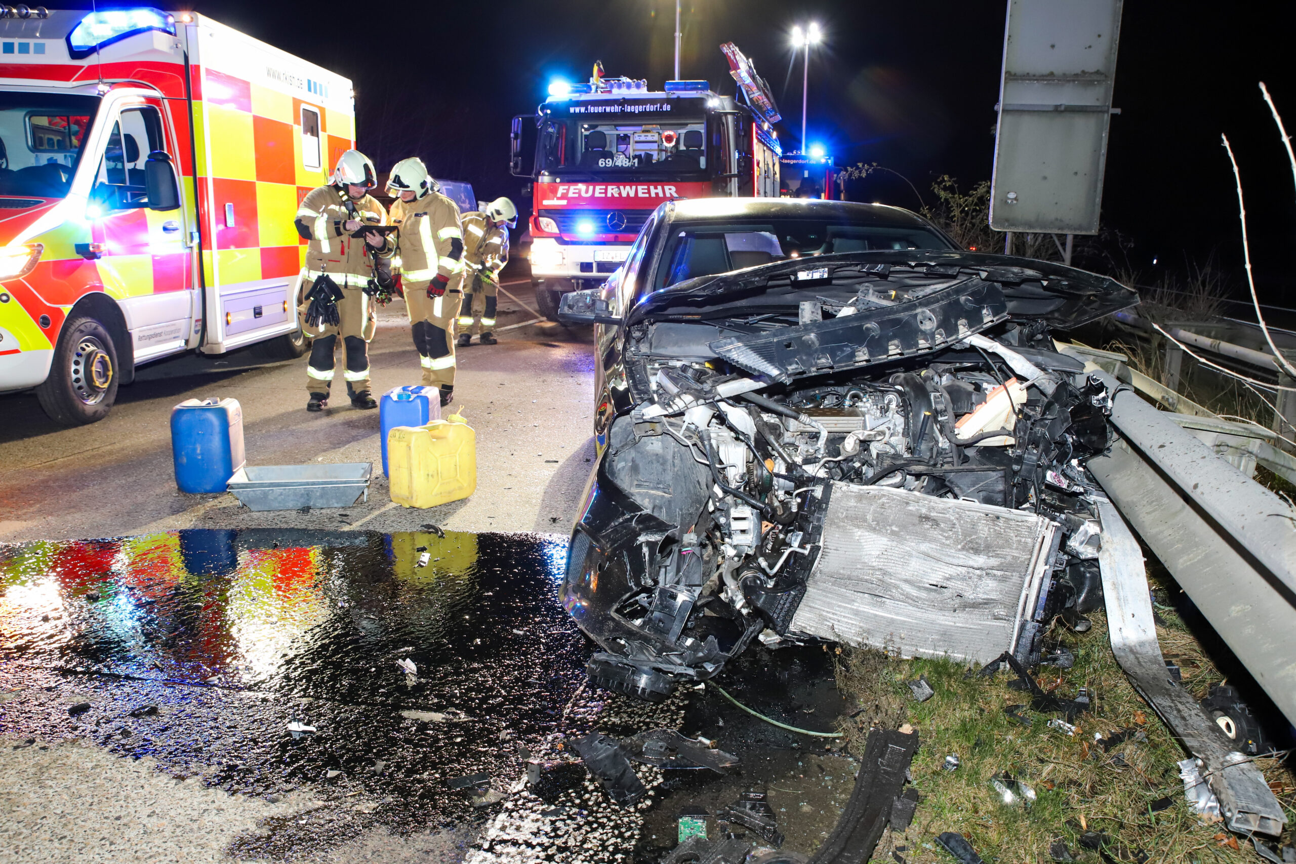 Bei dem Unfall wurden die Fahrzeuge schwer beschädigt und teils stark deformiert.