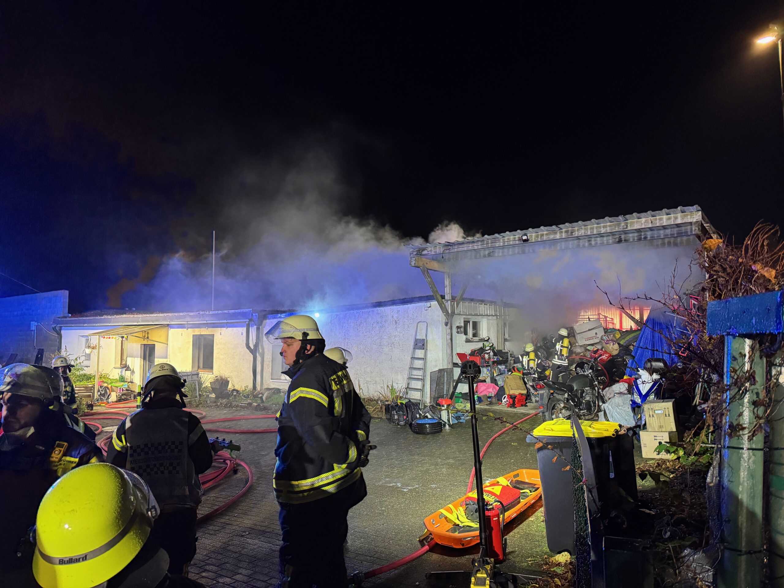 Feuer in Ammersbek bei Hamburg: Die Feuerwehr löscht den brennenden Bungalow.