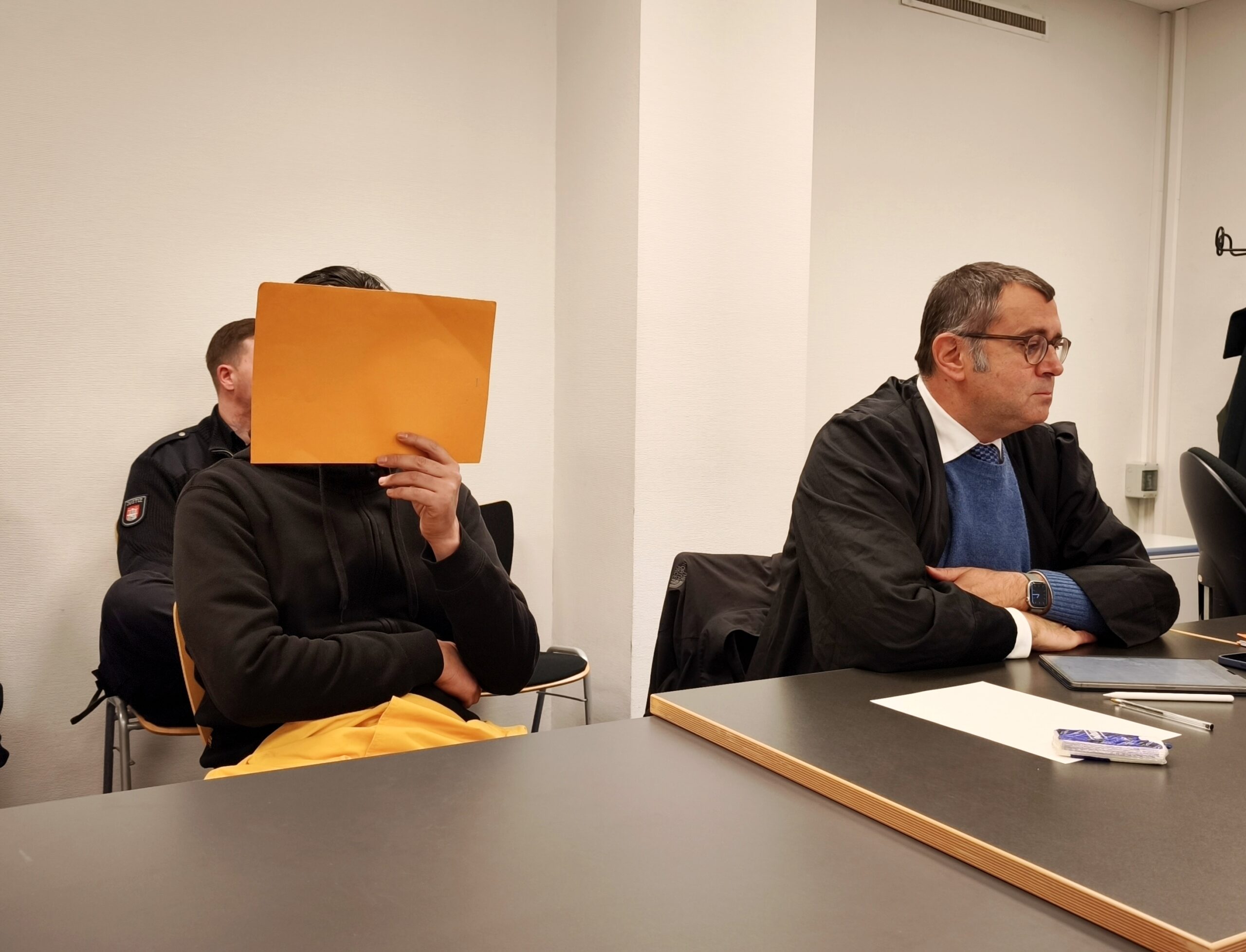 Der Angeklagte im Gericht mit seinem Verteidiger