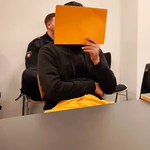 Der Angeklagte im Gericht mit seinem Verteidiger