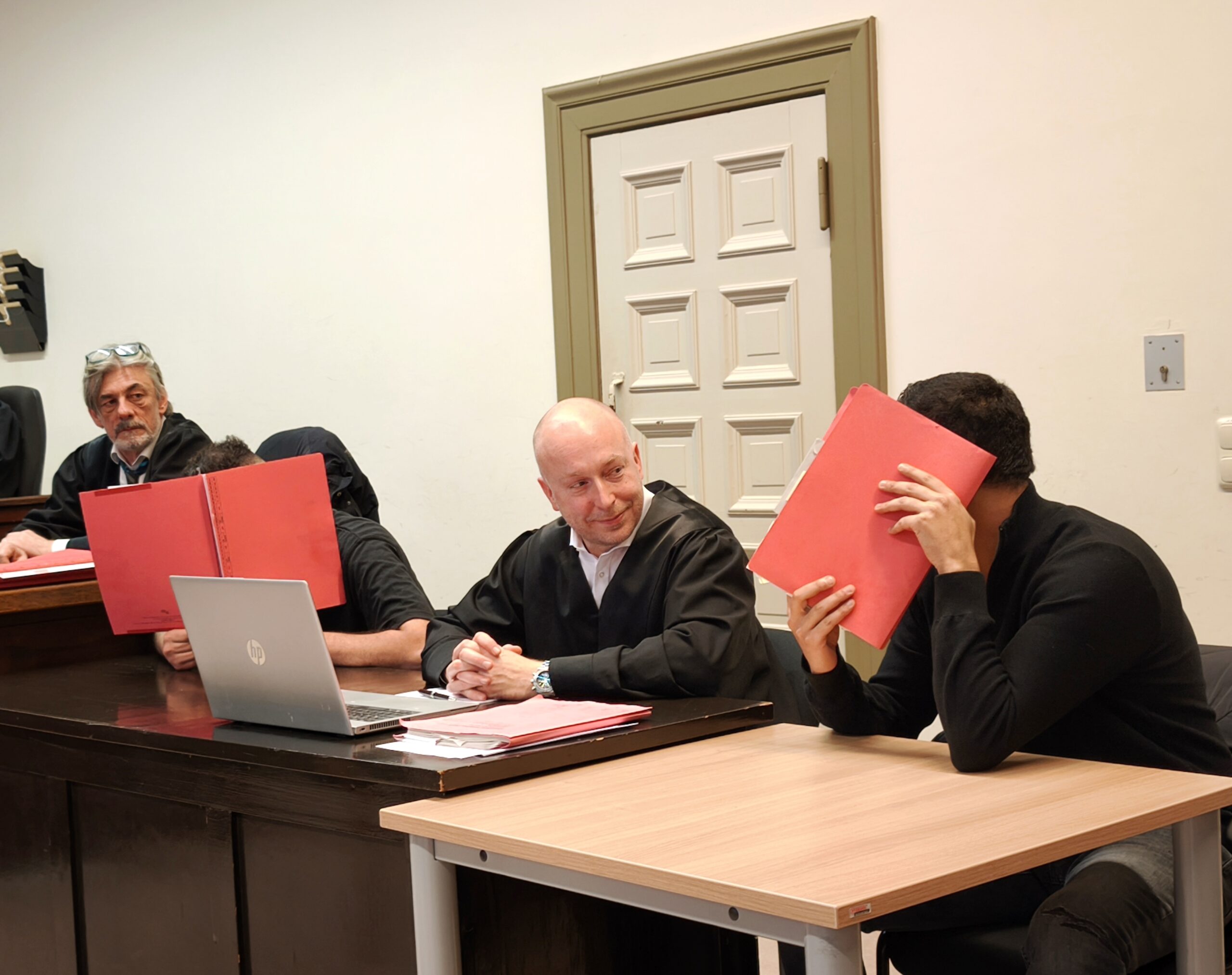 Den beiden Angeklagten werden Geldwäsche und Urkundenfälschung vorgeworfen.