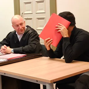 Den beiden Angeklagten werden Geldwäsche und Urkundenfälschung vorgeworfen.