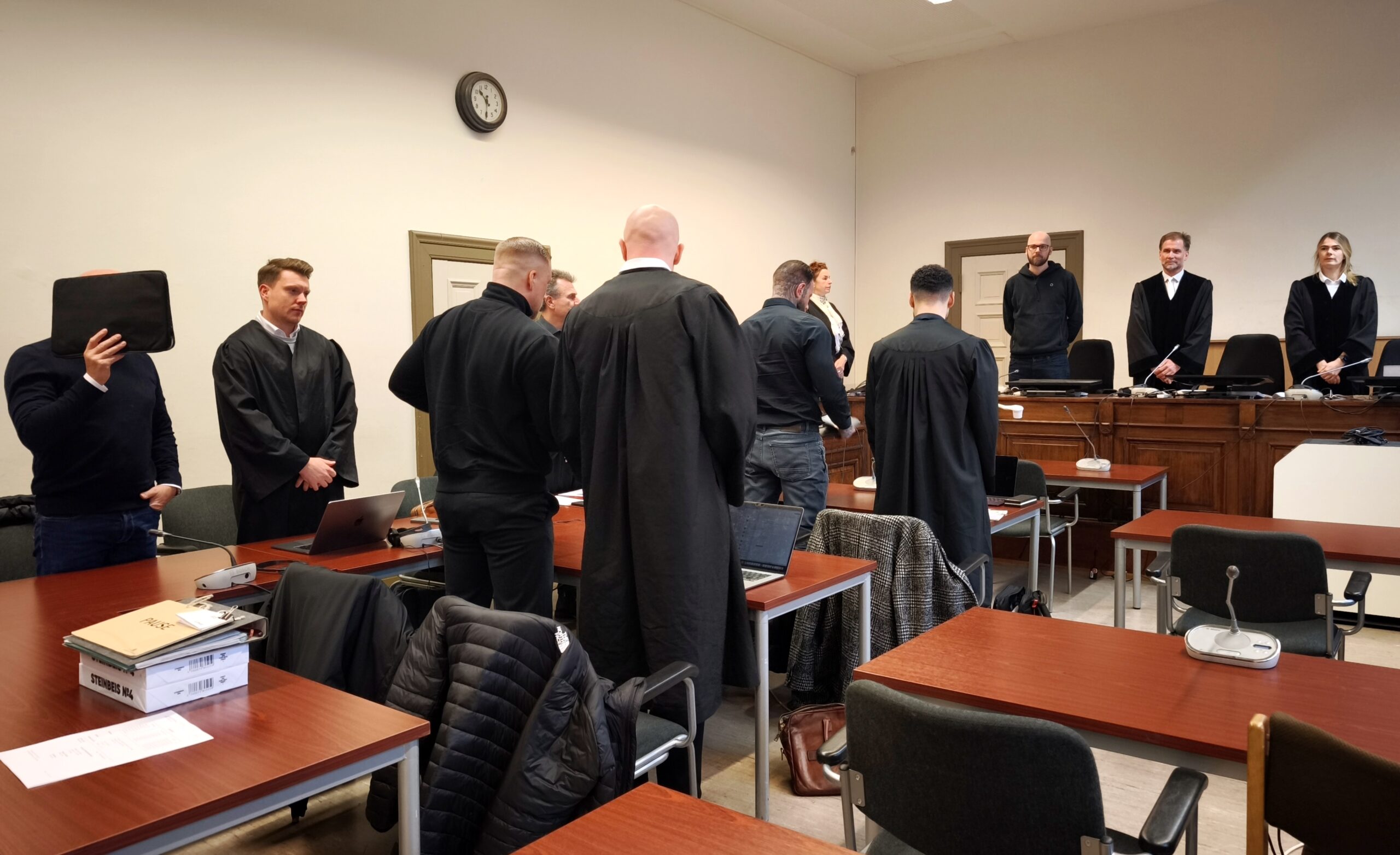 Die Angeklagten Maik J., Rick J. Thomas B. und Jamon M. mit ihren Verteidigern vor der Urteilsverkündung vor der Großen Strafkammer am Oberlandesgericht Hamburg.