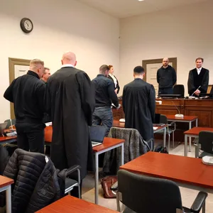 Die Angeklagten Maik J., Rick J. Thomas B. und Jamon M. mit ihren Verteidigern vor der Urteilsverkündung vor der Großen Strafkammer am Oberlandesgericht Hamburg.