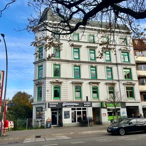 Gründerzeithaus mit grünen Fenstern