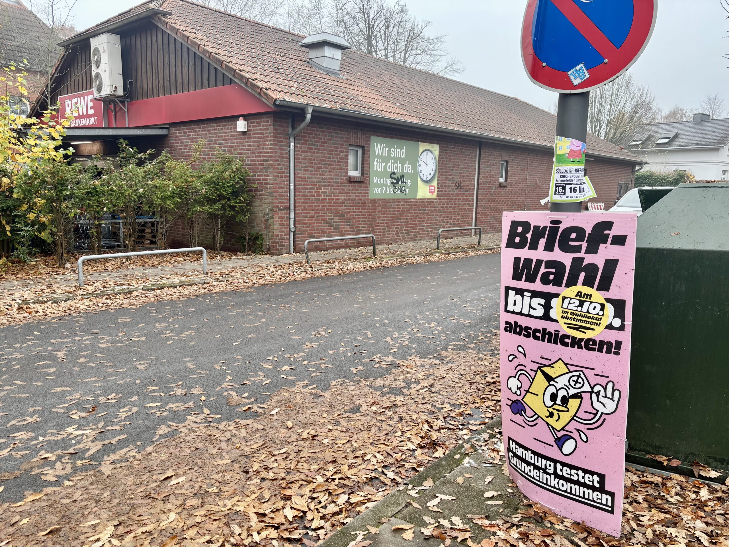 Im Diekweg in Osdorf hängt am 10. November noch ein Werbeplakat der Initiative „Hamburg testet Grundeinkommen“ – gut einen Monat nach der Wahl.