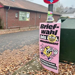Im Diekweg in Osdorf hängt am 10. November noch ein Werbeplakat der Initiative „Hamburg testet Grundeinkommen“ – gut einen Monat nach der Wahl.