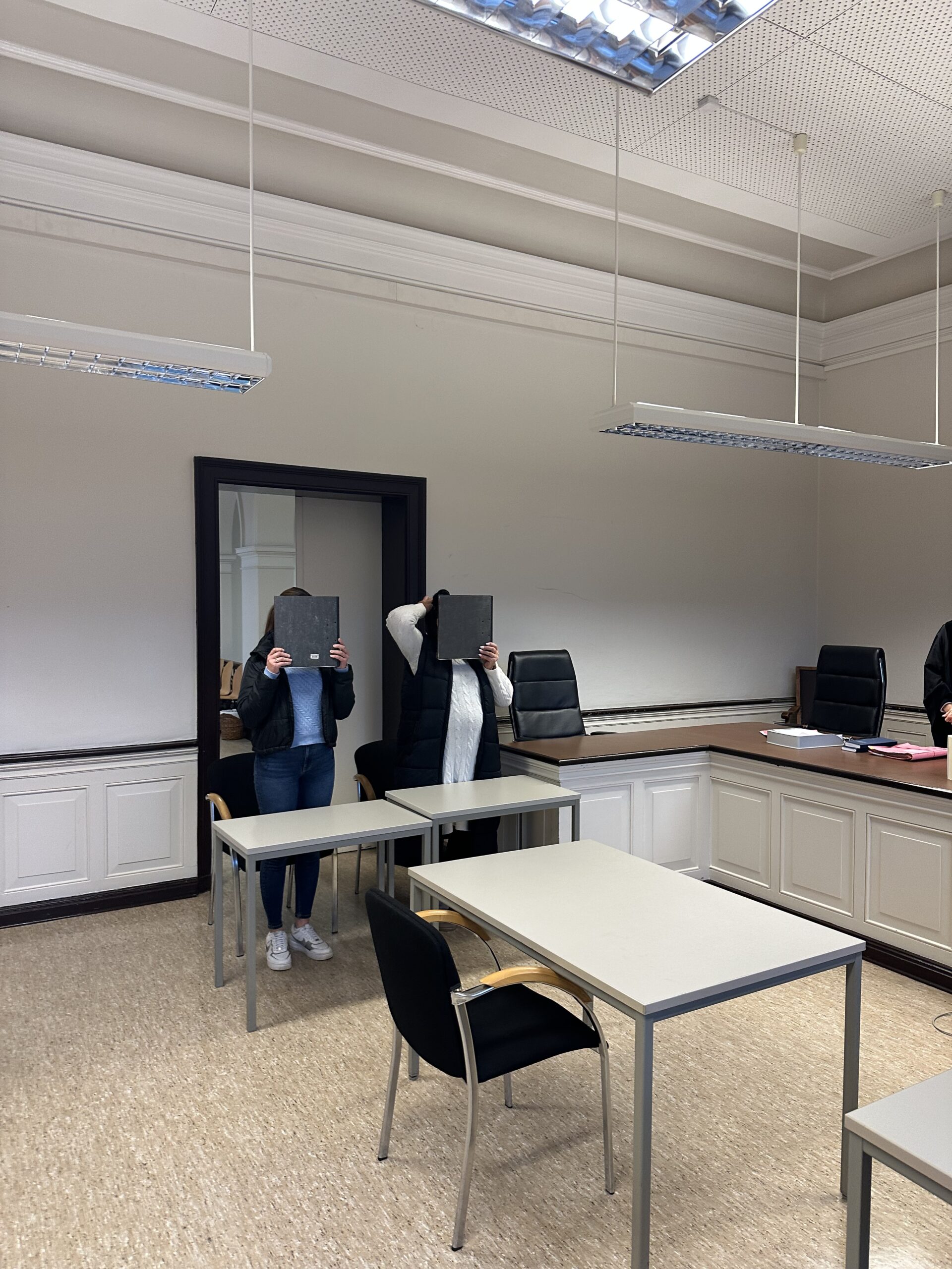 Die Angeklagten im Amtsgericht Blankenese.