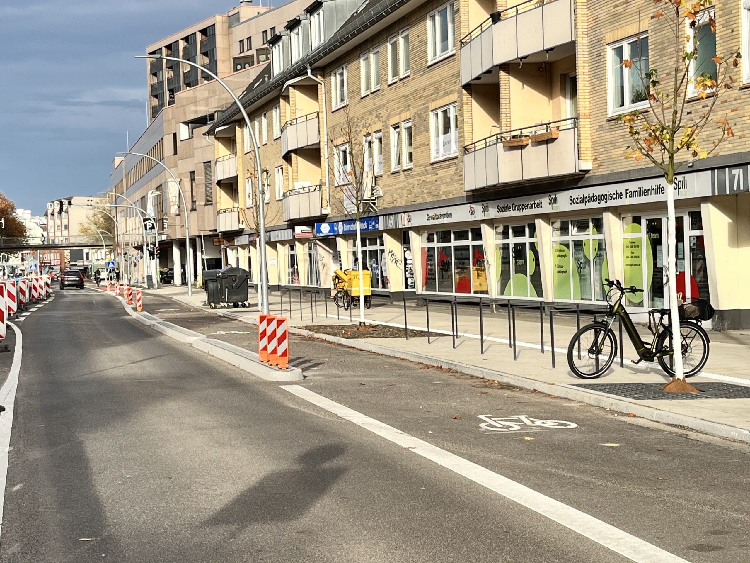 Billstedter Hauptstraße in Hamburg: Wo Autofahrer vorher noch parken konnten, ist jetzt nur noch ein Fuß- und Radweg.
