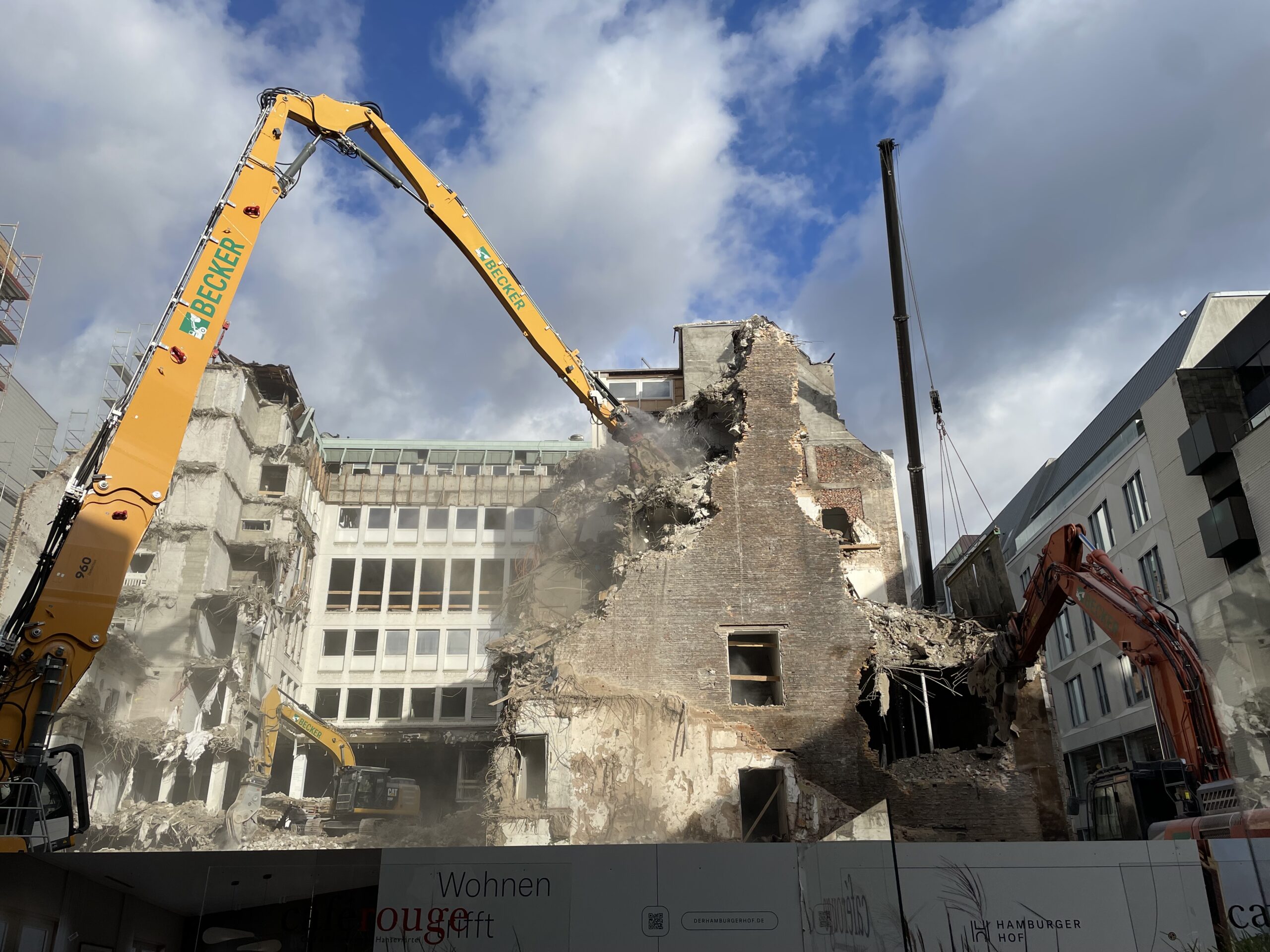 Schweres Gerät und tonnenweise Schutt. Der Abriss des Gründerzeit-Baus an der Ecke Große Bleichen/Poststraße in der Hamburger Neustadt.