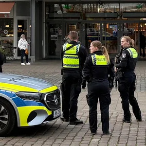 Zahlreiche Polizisten sind rund um das Billstedt Center im Einsatz.