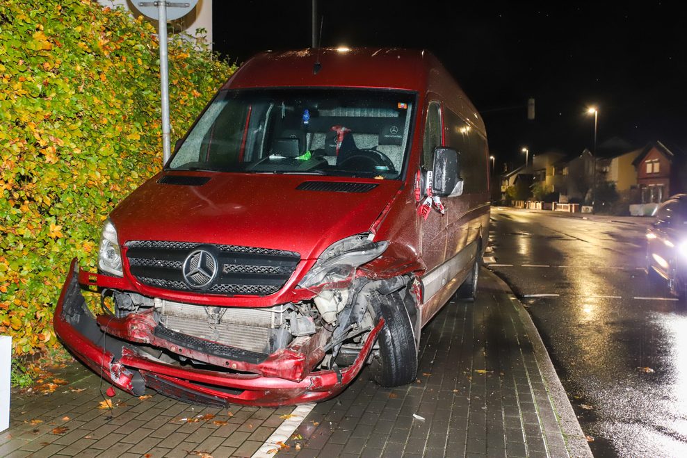 Ein Mercedes Sprinter und ein Passat sind auf dem Tornescher Weg in Uetersen zusammengeprallt.