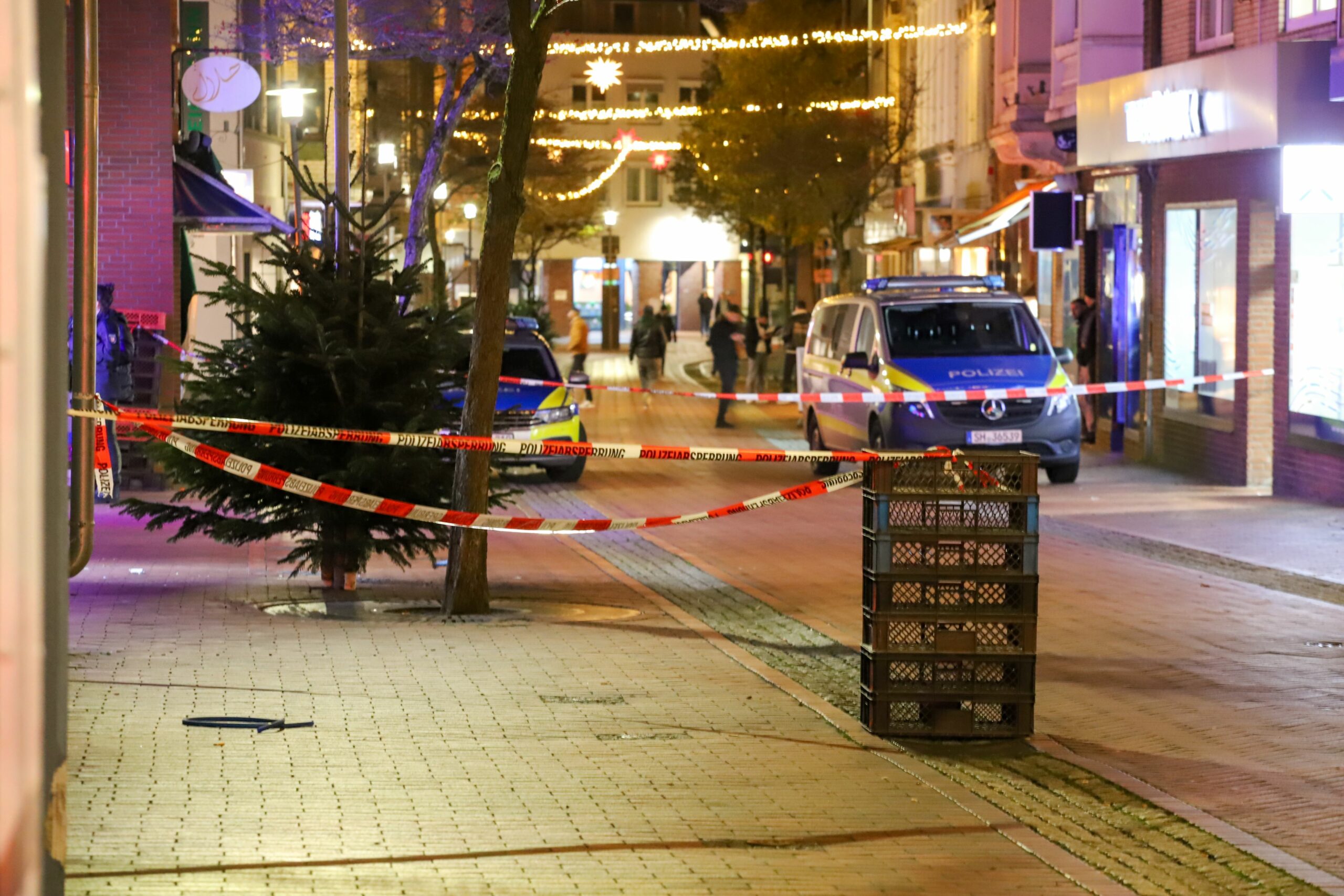 Der abgesperrte Tatort in Itzehoe: Hier wurde ein Mann mit einem Messer verletzt.