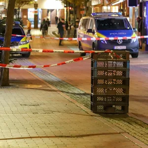 Der abgesperrte Tatort in Itzehoe: Hier wurde ein Mann mit einem Messer verletzt.