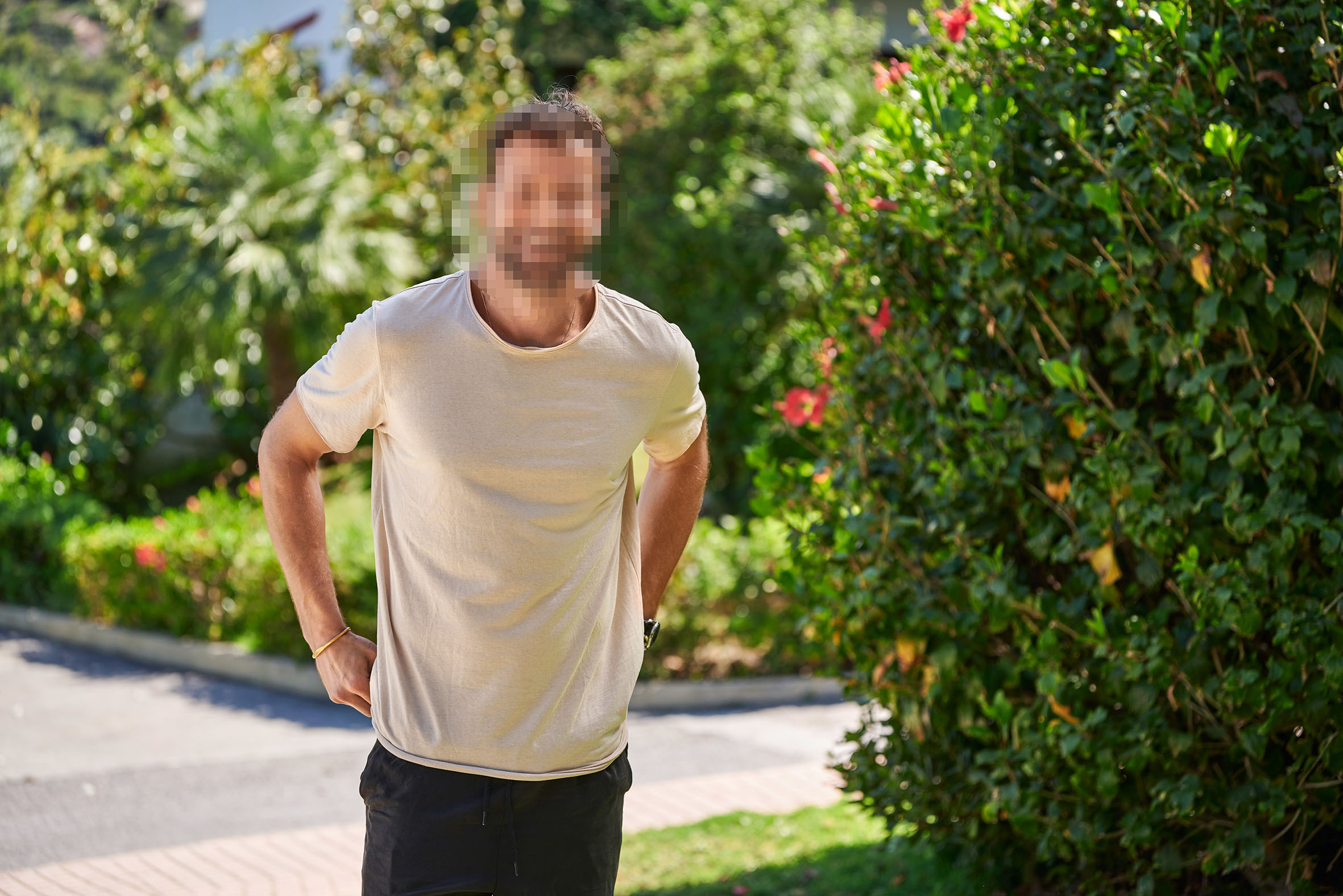 Junger Mann in einem Park, Gesicht gepixelt