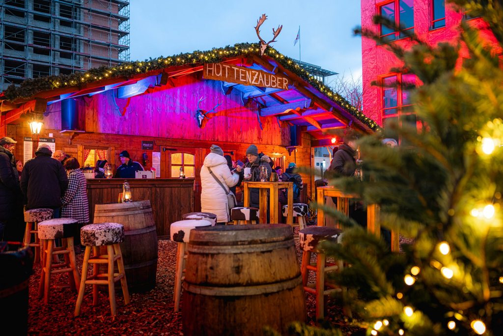 Auf dem Bürgermeister-Petersen-Platz öffnet ab 24. November 2025 der Hüttenzauber Neuer Wall seine Tore.