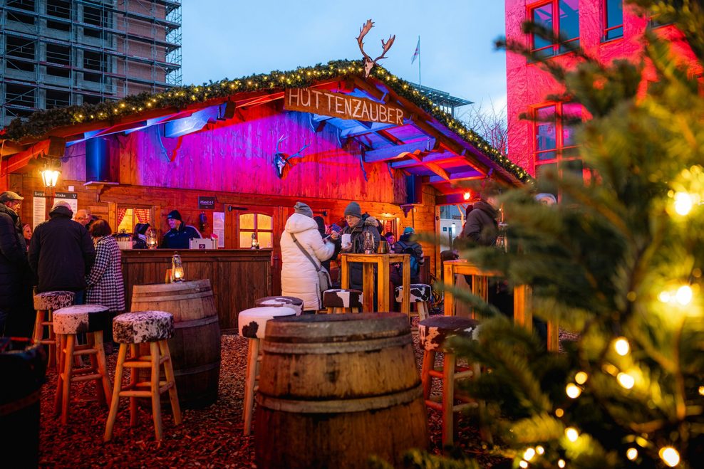 Auf dem Bürgermeister-Petersen-Platz öffnet ab 24. November 2025 der Hüttenzauber Neuer Wall seine Tore.
