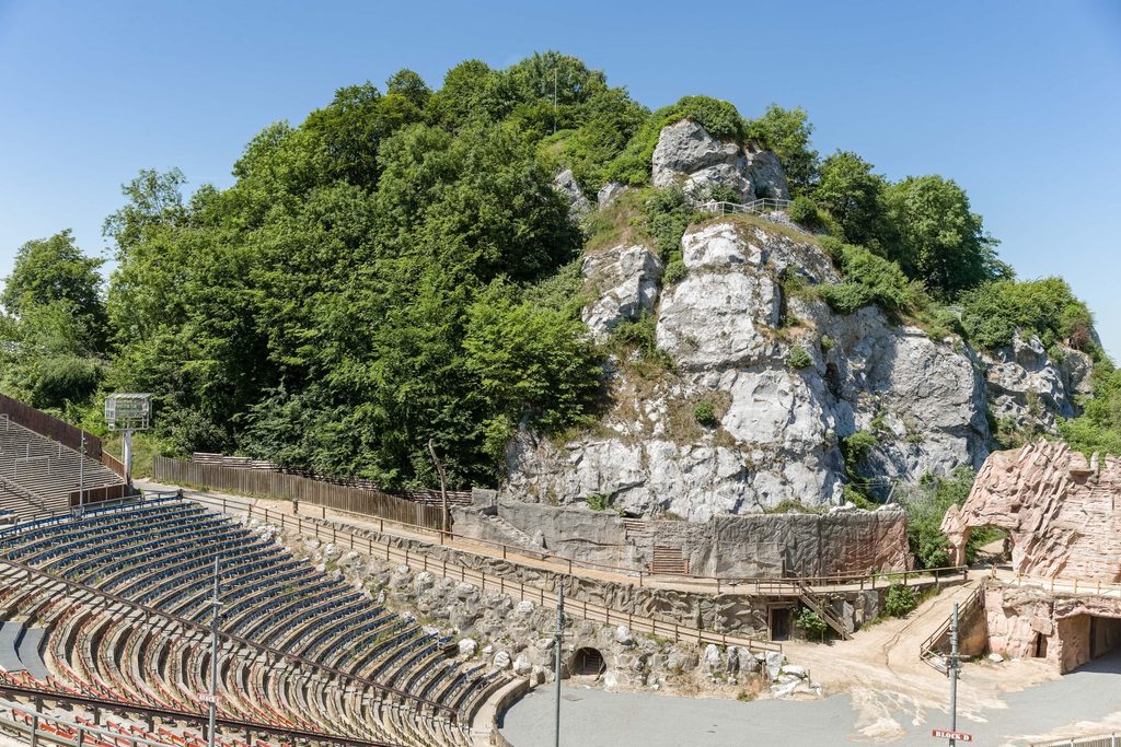 Der 91 Meter hohe Kalkberg in Bad Segeberg mit dem Freilicht-Theater für die Karl-May-Spiele (Archivbild).