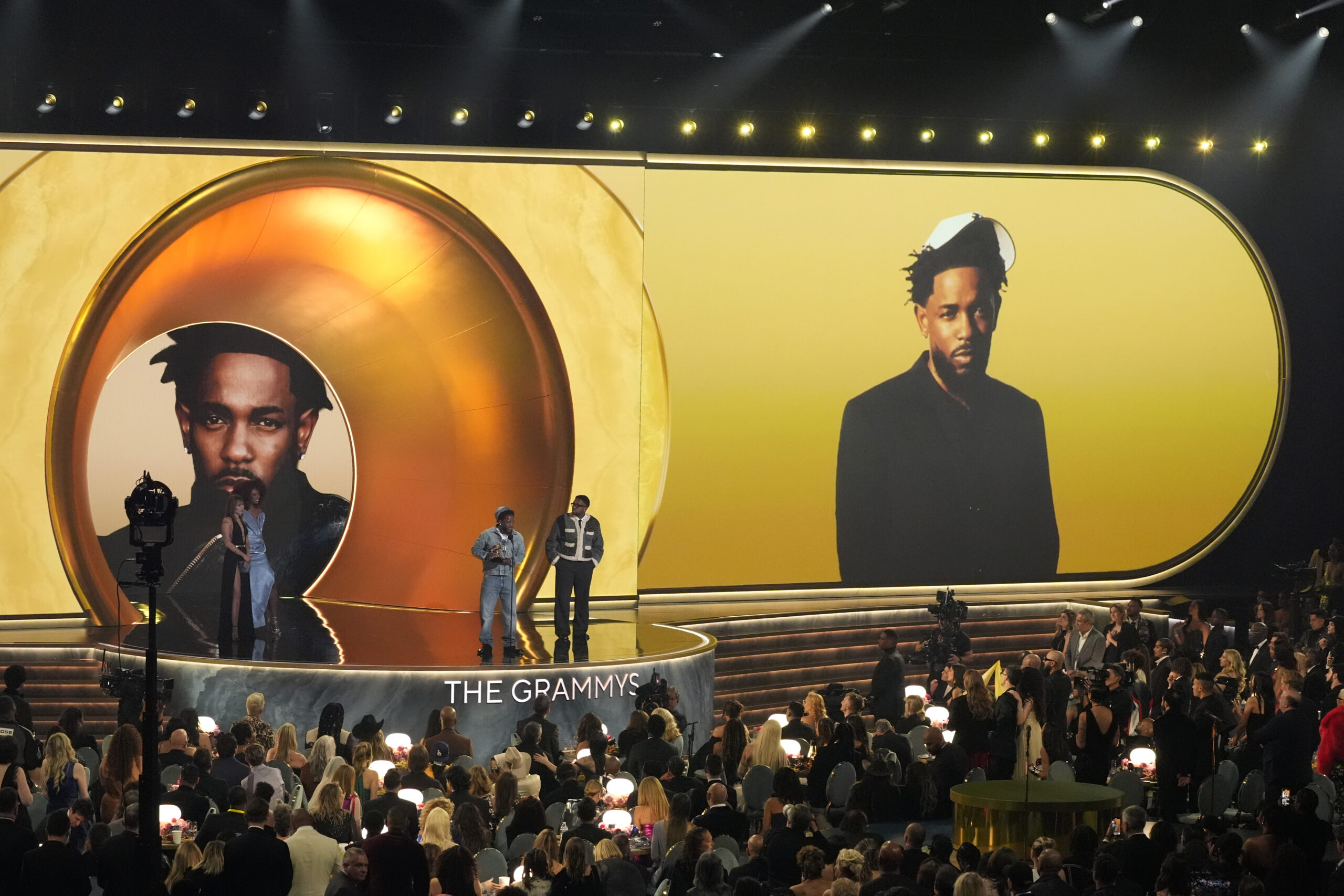 Kendrick Lamar (l) nimmt den Preis für die Aufnahme des Jahres für „Not Like Us“ während der 67. Grammy Awards entgegen.