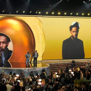 Kendrick Lamar (l) nimmt den Preis für die Aufnahme des Jahres für „Not Like Us“ während der 67. Grammy Awards entgegen.