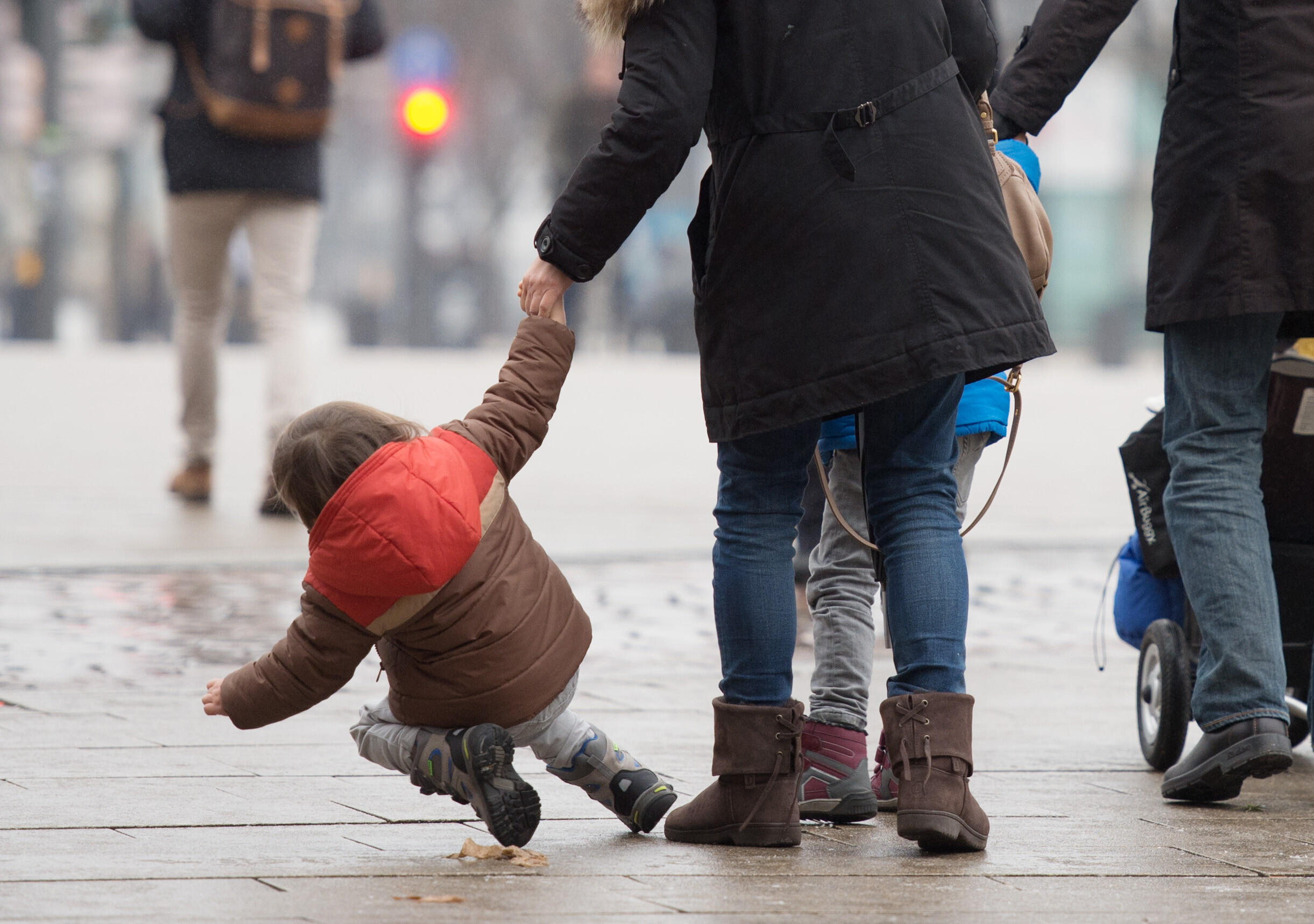 Glätte in Hamburg: Ein Kind rutscht auf dem Jungfernstieg aus (Archivbild).