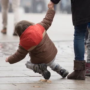 Glätte in Hamburg: Ein Kind rutscht auf dem Jungfernstieg aus (Archivbild).