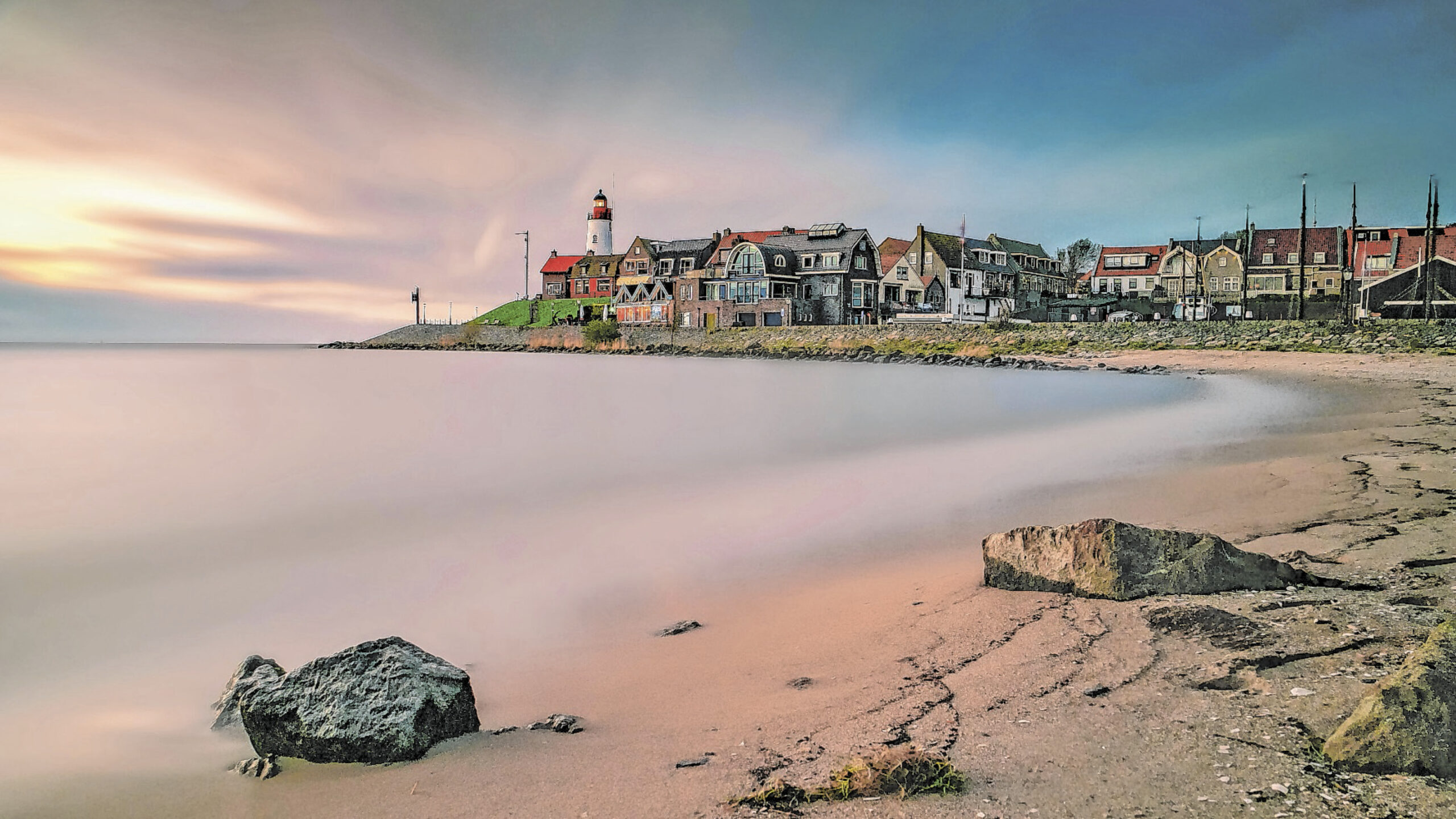 Urk wirkt idyllisch. Hat aber auch Geschichten zu ignorierten Corona-Regeln und zu Drogenschmuggel zu bieten. Unser Kolumnist musste hier „notlanden“. Und trank leckeres heimisches Bier.
