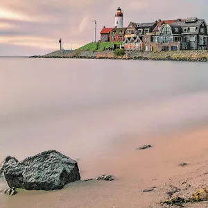 Urk wirkt idyllisch. Hat aber auch Geschichten zu ignorierten Corona-Regeln und zu Drogenschmuggel zu bieten. Unser Kolumnist musste hier „notlanden“. Und trank leckeres heimisches Bier.