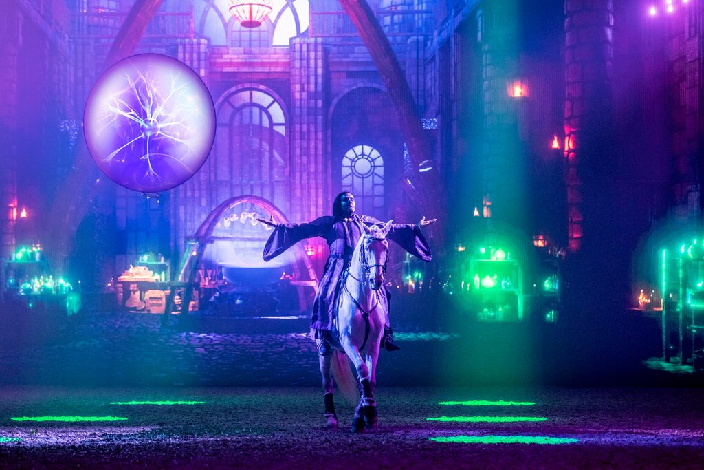 Das beeindruckende Bühnenbild versetzt in Staunen.