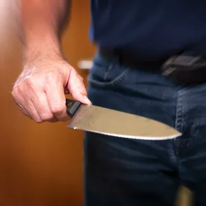 Symbolfoto für Angriff in IT-Büro Mann mit Messer