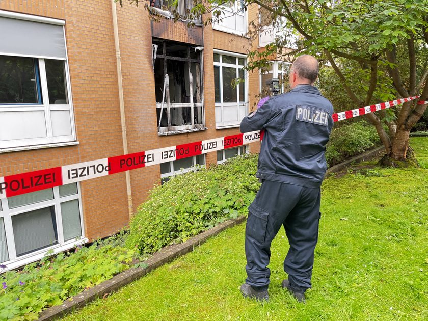 Ein Beamter der Brandermittlung dokumentiert nach dem Brand die Spuren. (Archivbild)